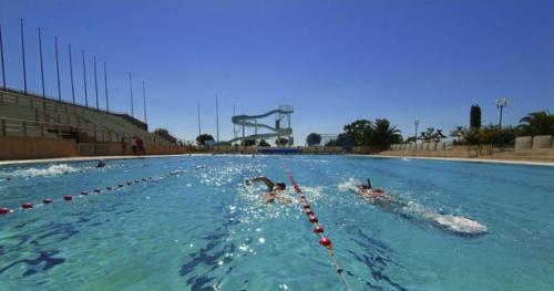un groupe de personnes nageant dans une piscine dans l'établissement Le Mazagran proche du centre ville et 15 mn de la plage, à Narbonne