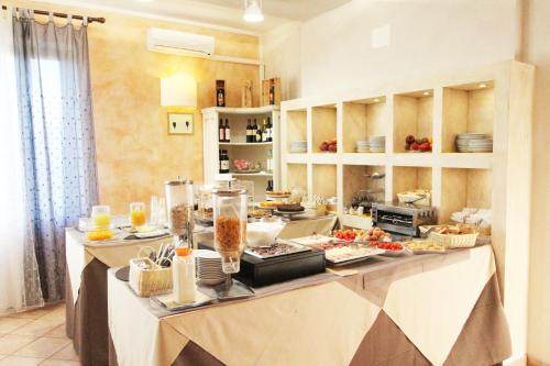 QuercegrossaにあるLa Loggia - Villa Gloria -Adults Onlyの食べ物が置かれたカウンターのあるキッチン