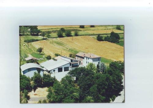 una vista aérea de una casa en un campo en B&B Cascina Santa Gavi, en Gavi