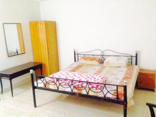 Una cama o camas en una habitación de Blue King