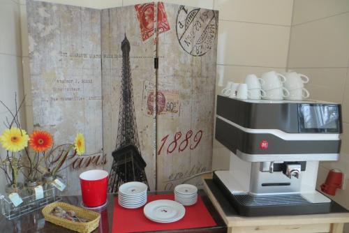 a coffee maker sitting on a counter next to a table at Burghotel Münzenberg in Münzenberg