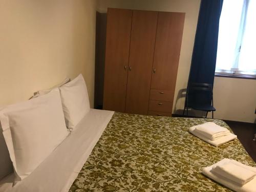 1 dormitorio con 1 cama con 2 toallas en Le Magnolie Agriturismo en Verolanuova