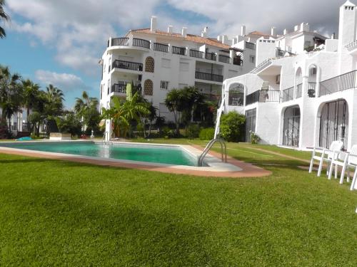 Bazén v ubytování Apartment Sun of Andalucia in first beach line with view on Africa nebo v jeho okolí
