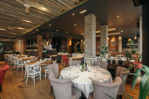 Un restaurante o sitio para comer en Hotel ABC