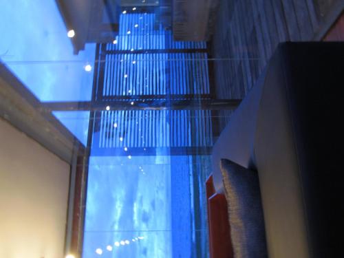 a glass floor in a building with blue ceilings at Hotel Onkel Inn Torres de Copacabana in Copacabana