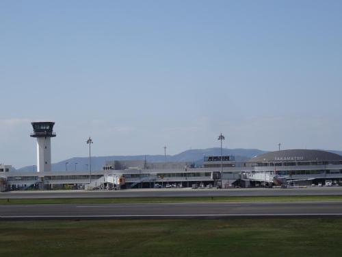 einem Flughafen mit einem Kontrollturm und einer Piste in der Unterkunft APA Hotel Takamatsu Airport in Takamatsu