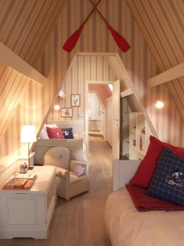 a living room with a couch and a table at Romantik Manoir Carpe Diem in De Haan