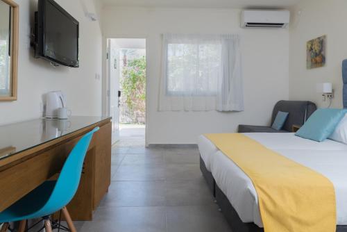 Postel nebo postele na pokoji v ubytování Americana Eilat Hotel
