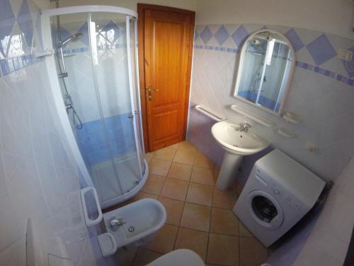 a bathroom with a shower and a toilet and a sink at Residence Edilmare San Teodoro in San Teodoro