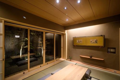 una stanza con tavolo e ampia finestra di Miun Kinkaku-ji a Kyoto