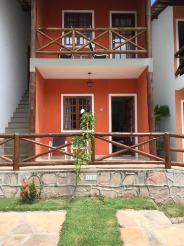 a house with orange paint and a staircase at Apartamento 02 no Vivendas do Serrano em Lençóis in Lençóis