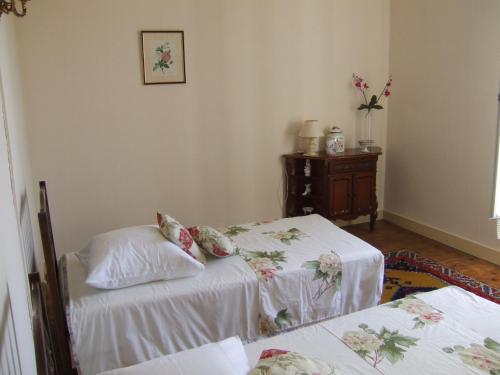 Ένα ή περισσότερα κρεβάτια σε δωμάτιο στο Gite chez Cyrano