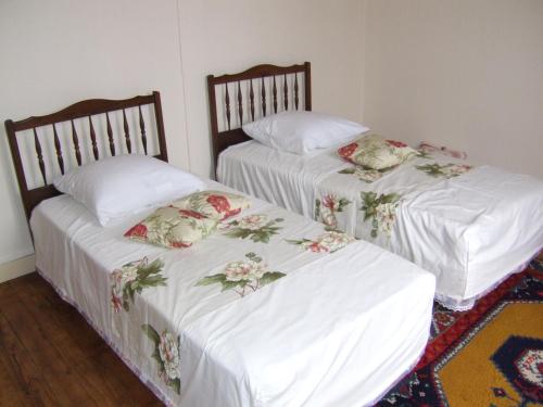 ベルジュラックにあるGite chez Cyranoのベッド2台が隣同士に設置された部屋です。