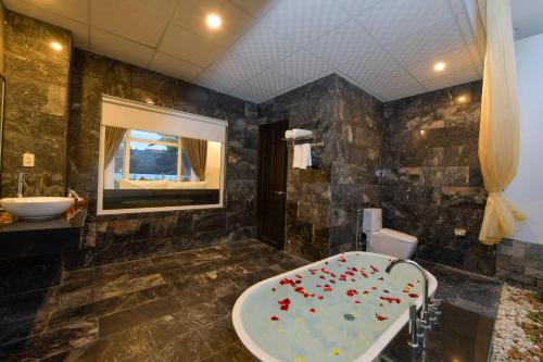 Un baño de Hoi An Sunny Pool Villa