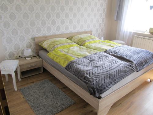 een slaapkamer met een bed, een tafel en een raam bij Landhaus Panoramablick in Extertal