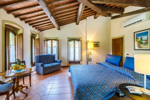 A seating area at Villaggio Albergo San Lorenzo e Santa Caterina