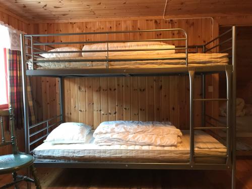 TuddalにあるLøngdalの木製の壁のドミトリールームの二段ベッド2台分です。