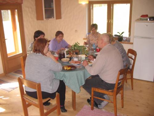 een groep mensen die rond een tafel eten bij Kõrgemäe puhketalu in Eoste