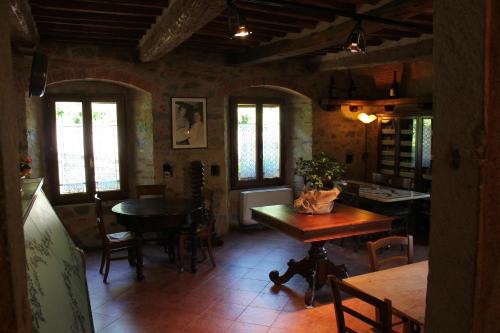 a kitchen and dining room with a table and chairs at Villaggio Albergo San Lorenzo e Santa Caterina in Pescia