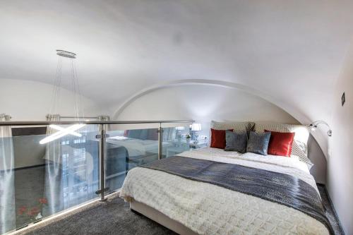 ブダペストにあるSweet Dreams in the Heart of the Cityのアーチ型天井のベッドルーム1室