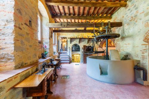 a room with benches and tables in a building at Villaggio Albergo San Lorenzo e Santa Caterina in Pescia