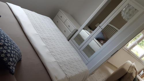 Apartment Rina Deluxe في سيموني: درج في غرفة بها سرير ونافذة