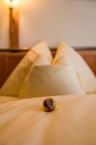 a picture of a person in a ring on a bed at Pension Elisabeth in Russbach am Pass Gschütt