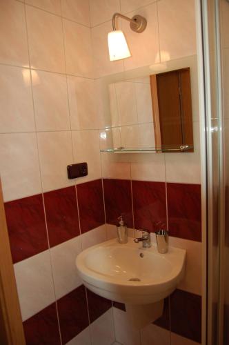 a bathroom with a sink and a mirror at Penzion Na Devitce in Světnov