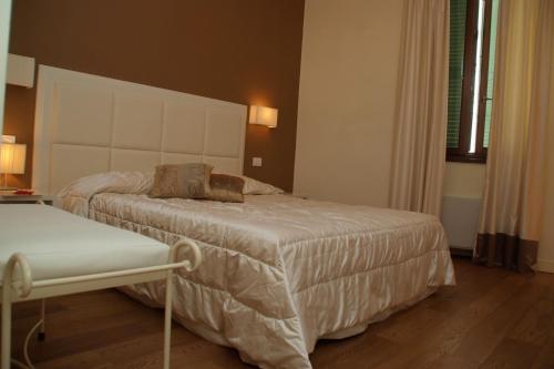 Oro Rosso Hotel Ristorante tesisinde bir odada yatak veya yataklar