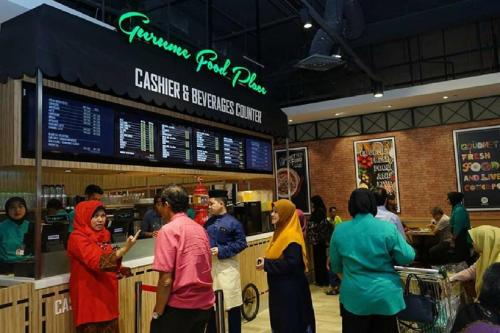 a group of people standing around a food stand at Bangi Studio Suite - Netflix in Kampong Sungai Ramal Dalam