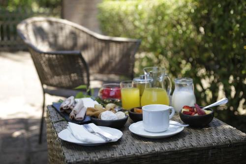 a table with breakfast foods and drinks on it at Hacienda Historica Marchigue in Marchihue