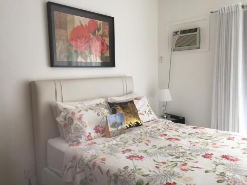 A bed or beds in a room at Charme Comforto Beira Mar
