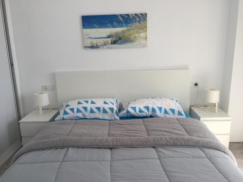 1 dormitorio con 1 cama con 2 almohadas en vacaciones frente al mar, en Candelaria