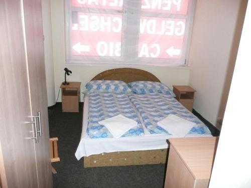 Un pat sau paturi într-o cameră la West Motel - Hegyeshalom
