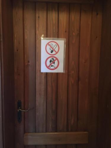 a sign is posted on a wooden wall at Appartamento Colombere Priori Elisabetta in Malcesine