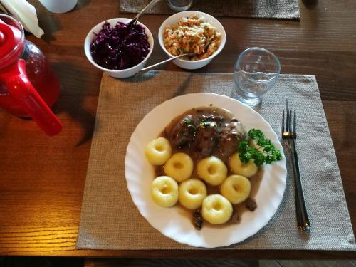 Makanan di atau berdekatan apartmen