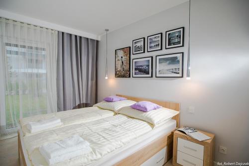 Ένα ή περισσότερα κρεβάτια σε δωμάτιο στο Apartament wrzos z ogródkiem