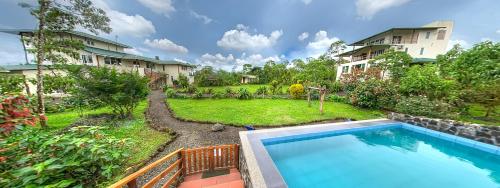 uma imagem de um quintal com uma piscina em Semilla Verde Boutique Hotel em Puerto Ayora