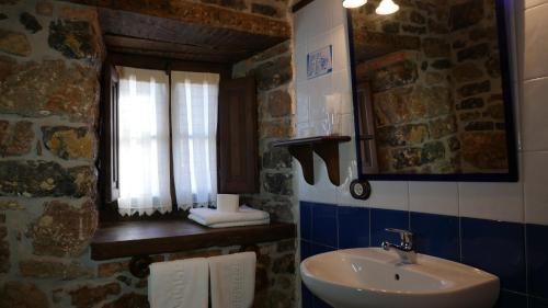 Bilik mandi di Hotel Rural Los Texos