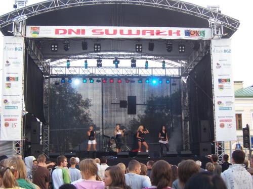 a crowd of people watching a band on a stage at Domwigierski pl -Jeziorki -GR- Comfort-Ferienhaus-Polen - własna linia brzegowa i sauna in Wysoki Most