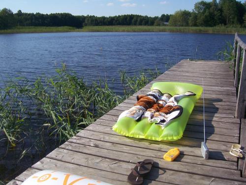 a raft filled with hot dogs sitting on top of a dock at Domwigierski pl -Jeziorki -GR- Comfort-Ferienhaus-Polen - własna linia brzegowa i sauna in Wysoki Most