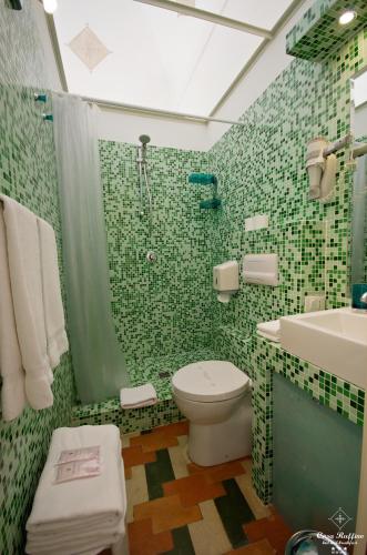 un bagno con wc, doccia e lavandino di B&B Casa Ruffino a Balestrate