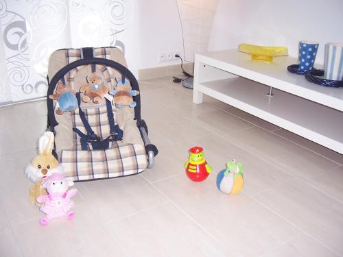 a baby stroller with stuffed animals in a room at Domwigierski pl -Jeziorki -GR- Comfort-Ferienhaus-Polen - własna linia brzegowa i sauna in Wysoki Most
