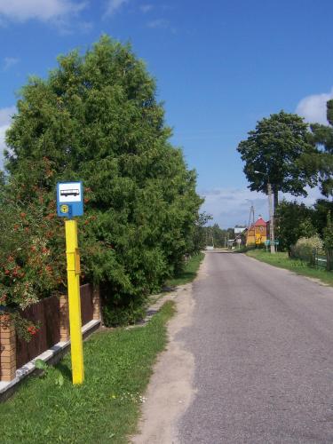 a yellow pole with a meter on the side of a road at Domwigierski pl -Jeziorki -GR- Comfort-Ferienhaus-Polen - własna linia brzegowa i sauna in Wysoki Most