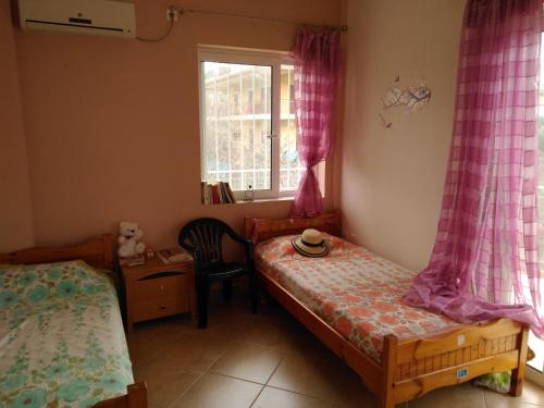 um quarto com 2 camas individuais e uma janela em Dimitri's house em Dhílesi