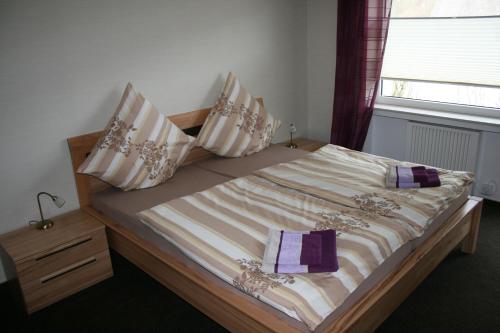 ヴィリンゲンにあるStrycker Ferienappartementのベッドルーム1室(枕付きのベッド1台、窓付)