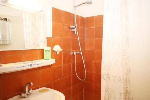 ラ・キャディエール・ダズールにあるDuplex la Cadière d'Azurのバスルーム(シャワー、トイレ、洗面台付)