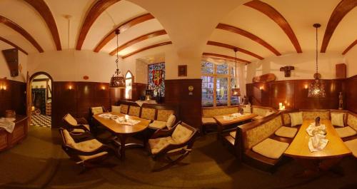 ゼンハイムにあるHotel Weingut Schützenのテーブルと椅子が備わるレストラン