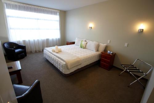 Una cama o camas en una habitación de Stumpers Hotel