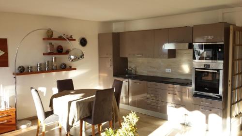 eine Küche mit einem Tisch und einem Esszimmer in der Unterkunft Très bel appartement vue mer à Nice in Nizza